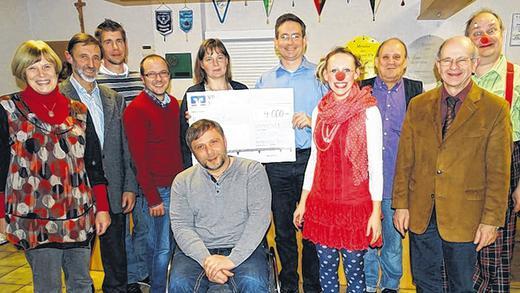 Unterstützung für soziale Initiativen - Im Bild: Heidrun Grauer, Alfred Stark, Matthias Wilhelm, Dirk Wiesner, Andreas Winkler, Doris Krückel, Thomas Wetzel, »Pünktchen« (Franziska Kirchner), Peter Ziegler, Bürgermeister Burkard Losert und »Böhnchen« (Torsten Wittorff). Unterstützung für soziale Initiativen - Im Bild: Heidrun Grauer, Alfred Stark, Matthias Wilhelm, Dirk Wiesner, Andreas Winkler, Doris Krückel, Thomas Wetzel, »Pünktchen« (Franziska Kirchner), Peter Ziegler, Bürgermeister Burkard Losert und »Böhnchen« (Torsten Wittorff).