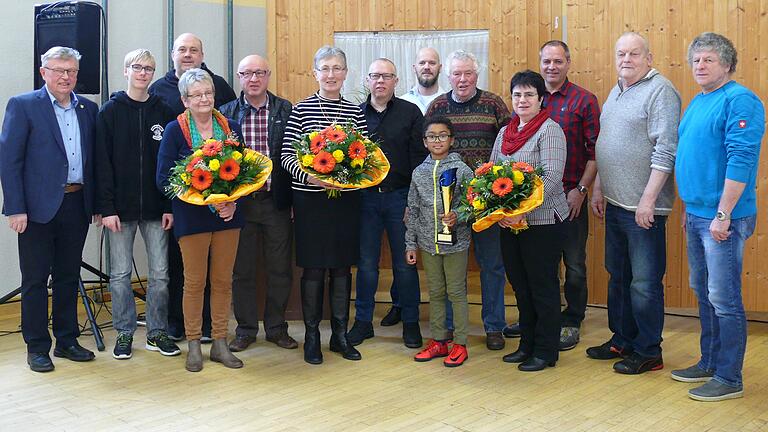 Ehrenamtliches Engagement: Beim Neujahrsempfang der Gemeinde Mittelsinn zeichnete Bürgermeister Peter Paul (links) Institutionen und Bürger aus, die sich im Laufe des Jahres uneigennützig für ihre Heimatgemeinde engagiert hatten oder mit herausragenden sportlichen Leistungen Werbung für ihren Heimatort gemacht hatten. Ehrenamtliches Engagement: Beim Neujahrsempfang der Gemeinde Mittelsinn zeichnete Bürgermeister Peter Paul (links) Institutionen und Bürger aus, die sich im Laufe des Jahres uneigennützig für ihre Heimatgemeinde engagiert hatten oder mit herausragenden sportlichen Leistungen Werbung für ihren Heimatort gemacht hatten.
