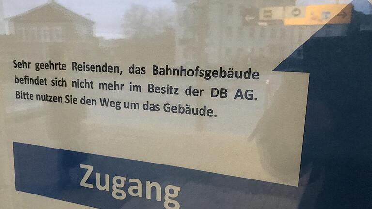 Hinweisschilder fordern dazu auf, nicht mehr durch den Kitzinger Bahnhof zu laufen. Allerdings stehen die Türen der Empfangshalle weiterhin offen.