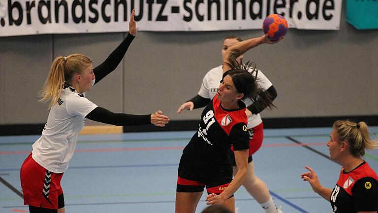 Einen hitzigen Kampf lieferten sich die TG Heidingsfeld und der FC Bad Brückenau (am Ball: Jennifer Frank) am Dienstagabend. Am Ende setzte sich die Tabellenprimus knapp gegen die Sinnstädterinnen durch. Foto: Sebastian Schmitt (Archiv)       -  Einen hitzigen Kampf lieferten sich die TG Heidingsfeld und der FC Bad Brückenau (am Ball: Jennifer Frank) am Dienstagabend. Am Ende setzte sich die Tabellenprimus knapp gegen die Sinnstädterinnen durch. Foto: Sebastian Schmitt (Archiv)