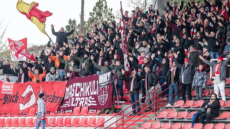 Der Grund für den Ärger: die stehenden Kickers-Anhänger im Fanblock am Rand der Haupttribüne. Der Grund für den Ärger: die stehenden Kickers-Anhänger im Fanblock am Rand der Haupttribüne.