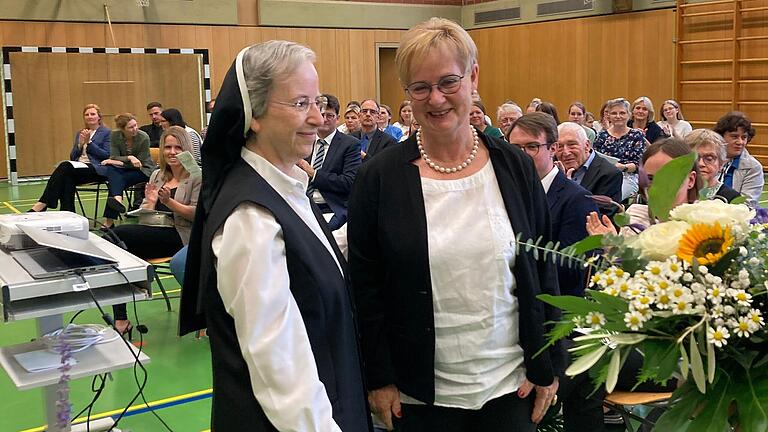 Schwester Martina Schmitt würdigte die Verdienste von Doris Roth für die Schule. Schwester Martina Schmitt würdigte die Verdienste von Doris Roth für die Schule.