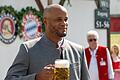 189. Münchner Oktoberfest       -  Prosit: Vincent Kompany bei seiner Oktoberfest-Premiere als Bayern-Coach.