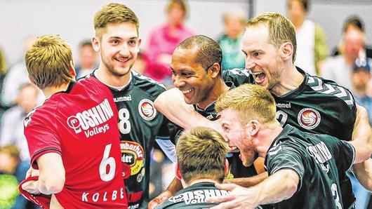 Bejubeln nach dem 3:2-Sieg in Waldgirmes den Klassenerhalt (von links) Maximilian Kolbe, Mircea Peta, Heriberto Quero, Sebastian Richter, Johannes Engel und Christian Nowak. Bejubeln nach dem 3:2-Sieg in Waldgirmes den Klassenerhalt (von links) Maximilian Kolbe, Mircea Peta, Heriberto Quero, Sebastian Richter, Johannes Engel und Christian Nowak.