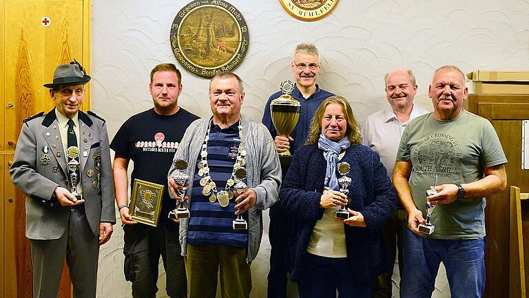 Die Sieger der Hendunger Schützenwoche und ihre Trophäen: (von links) Schützenmeister Reinhold Seifert, der auch als Turnierteilnehmer erfolgreich war; neben ihm Martin Simon, Alfred Geuppert (der für Thomas und Klaus Geuppert die Auszeichnungen entgegen nahm), Hans Jürgen Kraus mit dem Dorfpokal, Linda Simon und ganz rechts Klaus Scharding. Zwischen Linda Simon und Scharding: der Zweite Bürgermeister Alfred Kaiser, der auch der Vorsitzende des Kleintierzüchtervereins ist. Dessen Mannschaft hatte den Dorfpokal gewonnen. Die Sieger der Hendunger Schützenwoche und ihre Trophäen: (von links) Schützenmeister Reinhold Seifert, der auch als Turnierteilnehmer erfolgreich war; neben ihm Martin Simon, Alfred Geuppert (der für Thomas und Klaus Geuppert die Auszeichnungen entgegen nahm), Hans Jürgen Kraus mit dem Dorfpokal, Linda Simon und ganz rechts Klaus Scharding. Zwischen Linda Simon und Scharding: der Zweite Bürgermeister Alfred Kaiser, der auch der Vorsitzende des Kleintierzüchtervereins ist. Dessen Mannschaft hatte den Dorfpokal gewonnen.
