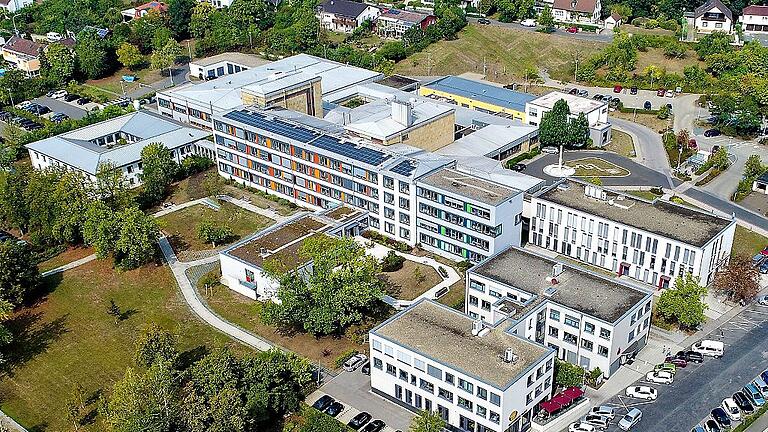 Luftbild Haßberg Kliniken, Haßfurt       -  Das Haßfurter Krankenhaus konnte sein 60-jähriges Bestehen feiern. Das Bild zeigt den Jubilar von oben.