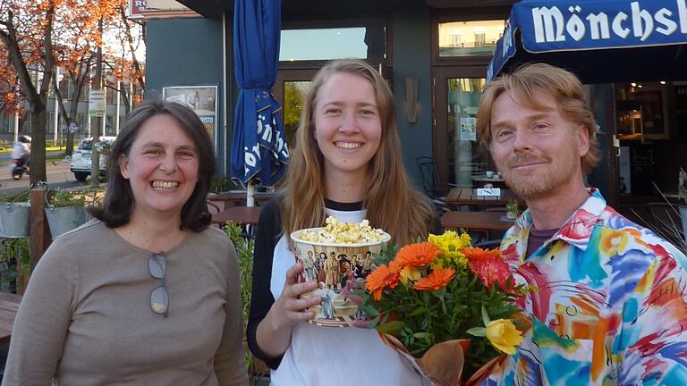 KulturPackt-Geschäftsführer Gerald 'Jimij' Günther bekam die Blumen zum 20. Jubiläum, Anna Retter aus Niederwerrn (Mitte) den Regionalfilmpreis und Diana Schmelzer (links) vom Programmkino KuK drei Tage lang das Haus voll mit Cineasten und solchen, die es werden wollen. KulturPackt-Geschäftsführer Gerald 'Jimij' Günther bekam die Blumen zum 20. Jubiläum, Anna Retter aus Niederwerrn (Mitte) den Regionalfilmpreis und Diana Schmelzer (links) vom Programmkino KuK drei Tage lang das Haus voll mit Cineasten und solchen, die es werden wollen.
