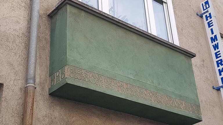 Eine Aufschrift an einem Erker erinnert an die Frauenklinik, die an dieser Stelle von 1790 bis 1805 existierte. Eine Aufschrift an einem Erker erinnert an die Frauenklinik, die an dieser Stelle von 1790 bis 1805 existierte.