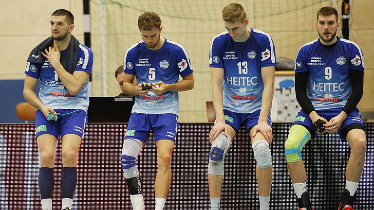 Geld für die Liga oder für die Spieler? Irfan Hamzagic, Jonas Sagstetter, Mathäus Jurkovics und Tomas Halanda (von links) warten noch auf ausstehende Gehälter. Ob sie bezahlt werden, hängt von der Strafe durch die Deutsche Volleyball-Liga ab. Geld für die Liga oder für die Spieler? Irfan Hamzagic, Jonas Sagstetter, Mathäus Jurkovics und Tomas Halanda (von links) warten noch auf ausstehende Gehälter. Ob sie bezahlt werden, hängt von der Strafe durch die Deutsche Volleyball-Liga ab.