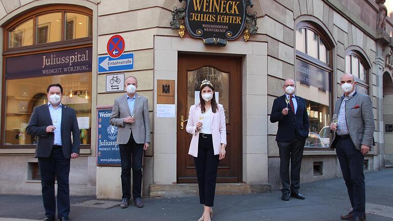Zum Geburtstag '30 Jahre Vinothek Weineck Julius Echter' gratulieren: (von links) Markus Frankl, Leiter der Vinothek, Juliusspital-Stiftungsleiter Walter Herberth, die fränkische Weinkönigin Carolin Meyer, Juliusspital-Weingutsleiter Horst Kolesch und Artur Steinmann, Präsident des Fränkischen Weinbauverbands.