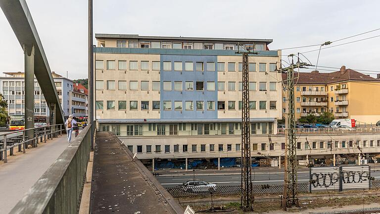 Wegen Brandgefahr muss ein Wohnhaus in Würzburg-Grombühl geräumt werden.