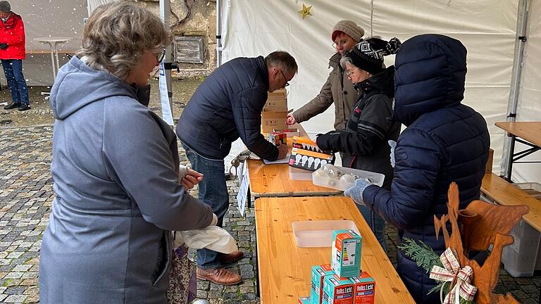 Helferinnnen der Nachbarschaftshilfe bei der Lampentauschaktion am Gerolzhöfer Marktplatz. Am 3. Dezember gibt es noch einmal die Möglichkeit zum Tausch.