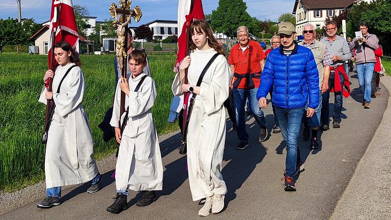 Mit Ministranten, Fahne und Kreuz auf dem Weg nach Herschfeld.