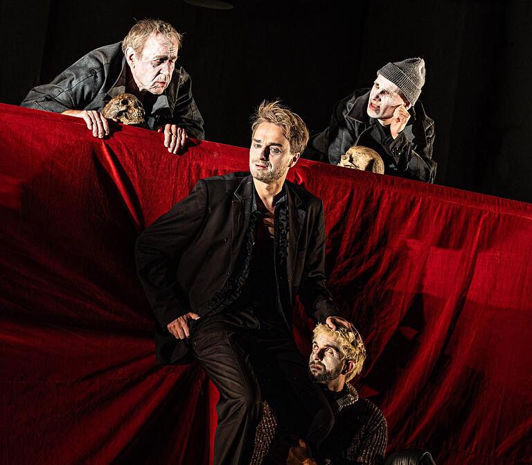 Die Totengräber erinnern Hamlet an die Vergänglichkeit - und Horatio scheint noch einen Funken Hoffnung zu hegen (von links: Jörg Pose, Yannick Fischer, Leo Goldberg, Gunnar Blume). Die Totengräber erinnern Hamlet an die Vergänglichkeit - und Horatio scheint noch einen Funken Hoffnung zu hegen (von links: Jörg Pose, Yannick Fischer, Leo Goldberg, Gunnar Blume).