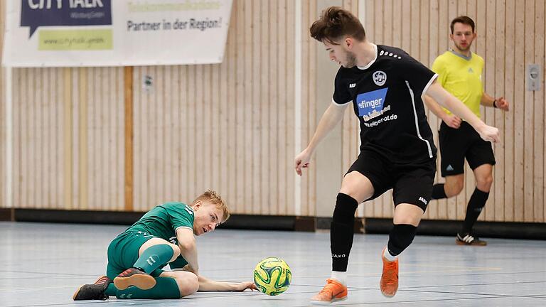 Philipp Aumüller (links, Archivfoto) und der TSV Großbardorf II gehen am Sonntag, 14. Januar 2024, als Titelverteidiger bei der Futsal-Kreismeisterschaft in Mellrichstadt ins Rennen.