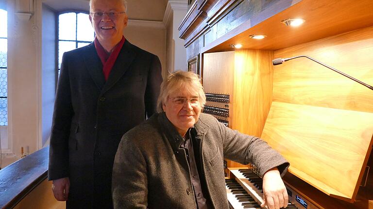 Regionalkantor Petter Rottmann und Organist Wolfgang Heuring an der Oberstreuer Orgel.