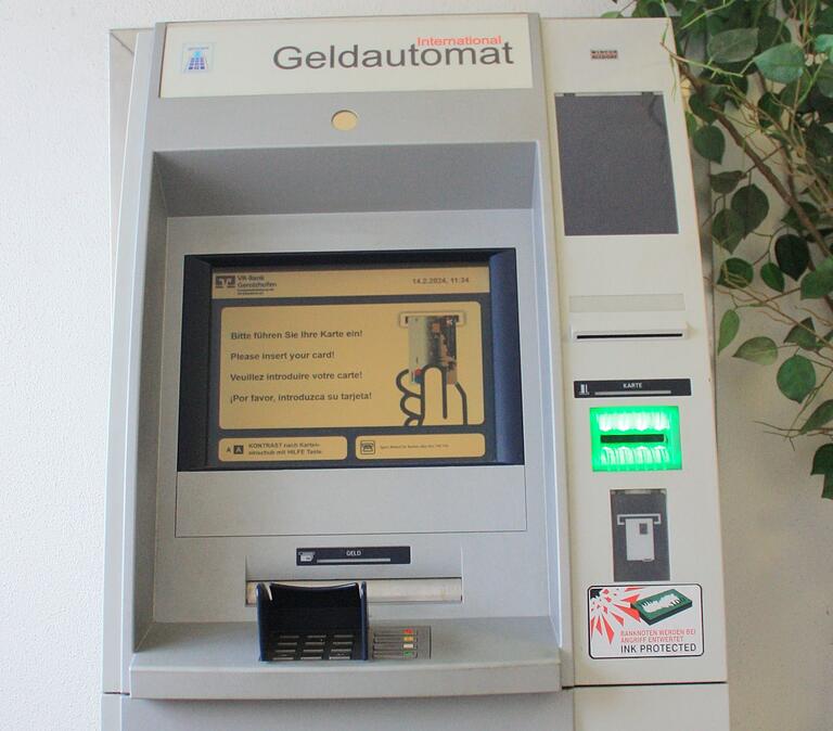 Auf dem Geldautomat in Donnersdorf weist ein Aufkleber (im Bild unten rechts) darauf hin, dass dort ein System eingebaut ist, das die Geldscheine im Fall eines Aufbruchs einfärbt und unbrauchbar macht.