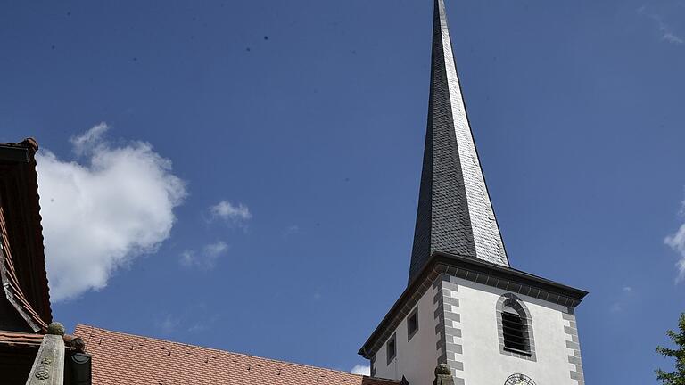 Die St. Georgskirche ist das Wahrzeichen Hellingens