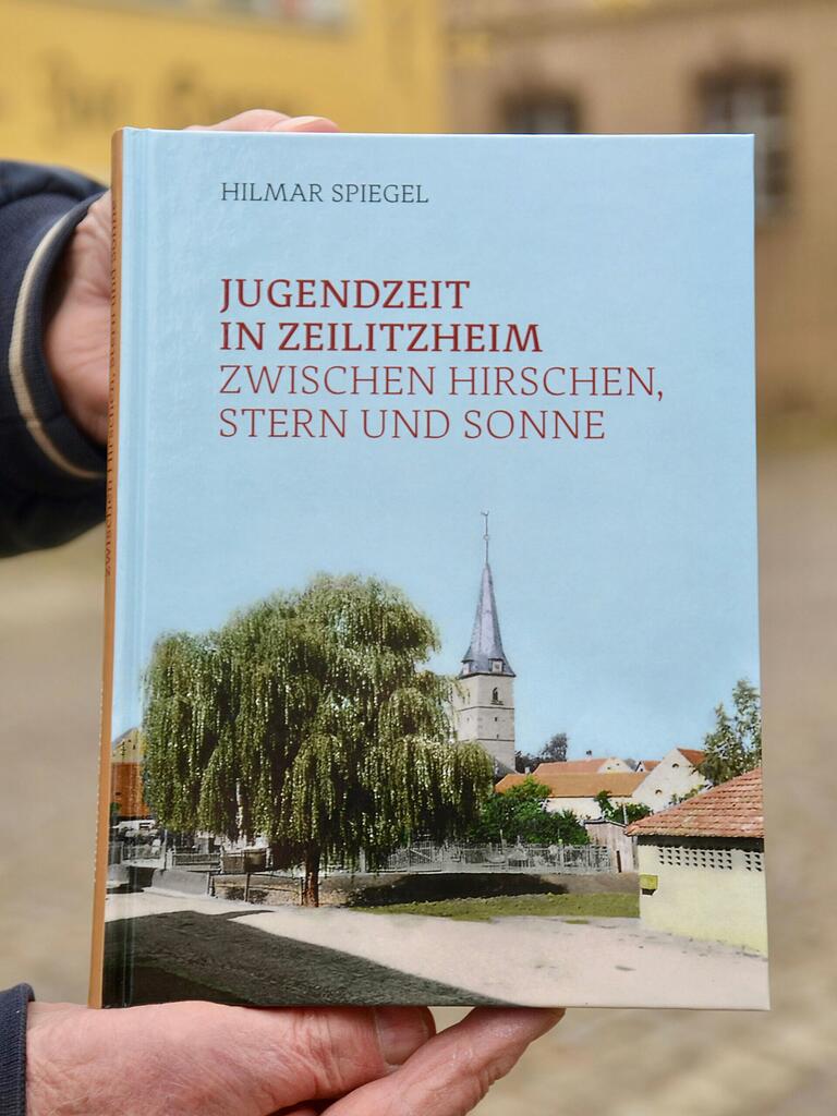 Hinter den Begriffen Hirschen, Stern und Sonne verbergen sich – nur für Einheimische auf den ersten Blick erkennbar – drei ehemalige Gasthäuser in Zeilitzheim.
Das neue Buch von Hilmar Spiegel ist die Fortsetzung seines ersten Werkes 'Kinderzeit in Zeilitzheim - zwischen Lehmagruam, Allerberch und Humbl', welches bereits im Jahr 2012 erschienen ist. Hinter den Begriffen Hirschen, Stern und Sonne verbergen sich – nur für Einheimische auf den ersten Blick erkennbar – drei ehemalige Gasthäuser in Zeilitzheim.
Das neue Buch von Hilmar Spiegel ist die Fortsetzung seines ersten Werkes 'Kinderzeit in Zeilitzheim - zwischen Lehmagruam, Allerberch und Humbl', welches bereits im Jahr 2012 erschienen ist.
