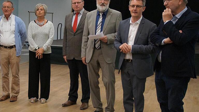 Offizielle Ansprachen im &bdquo;Salle des Fetes&ldquo; in Louvigny: (im Bild von links) Gernot Kiefer, Übersetzung; Fabienne Meunier, Vorsitzende Partnerschaft Louvigny; Franz-Josef Vorwerk, Vorsitzender Partnerschaft Zellingen; Wolfgang Rupp, Gemeinde Zellingen; Patrick Ledoux, Bürgermeister Louvigny; Philipp Duron, ehemaliger Bürgermeister von Caen, Präsident des Regionalrates und ehemaliges Mitglied der Nationalversammlung.