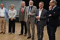 Offizielle Ansprachen im &bdquo;Salle des Fetes&ldquo; in Louvigny: (im Bild von links) Gernot Kiefer, Übersetzung; Fabienne Meunier, Vorsitzende Partnerschaft Louvigny; Franz-Josef Vorwerk, Vorsitzender Partnerschaft Zellingen; Wolfgang Rupp, Gemeinde Zellingen; Patrick Ledoux, Bürgermeister Louvigny; Philipp Duron, ehemaliger Bürgermeister von Caen, Präsident des Regionalrates und ehemaliges Mitglied der Nationalversammlung.