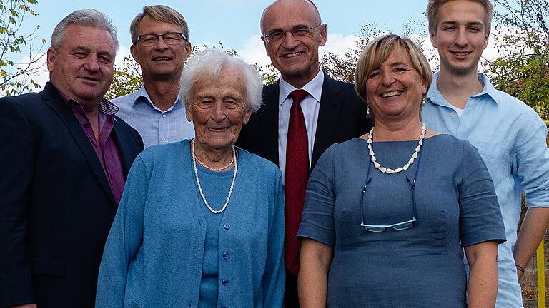 Hildegard Müller aus Stettfeld feierte ihren 95. Geburtstag im Kreise ihrer Familie um Sohn Klaus (zweiter v. links), Enkelsohn Lennard (rechts) und Schwiegertochter Barbara. Außerdem gratulierten Bürgermeister Alfons Hartlieb (links) und Landrat Wilhelm Schneider.