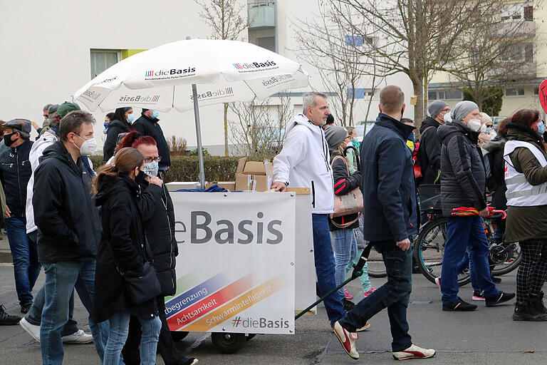 Im Vorfeld der Demo distanzierten sich die Veranstalter von &quot;Querdenken&quot;. Auf der Demo in Schweinfurt lief aber dann auch die aus dem Querdenken-Spektrum kommende Partei &quot;Die Basis&quot; mit und brachte ihre Inhalte unter die Leute.