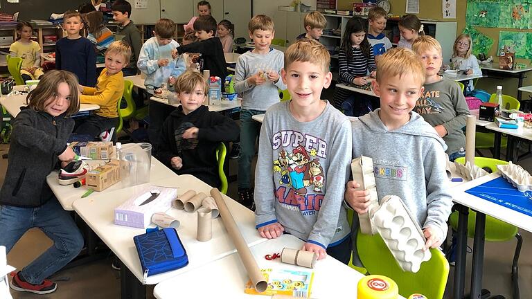 Upcycling: Die Klasse 1a bastelt kleine Kunstwerke aus 'Müll'. Upcycling: Die Klasse 1a bastelt kleine Kunstwerke aus 'Müll'.