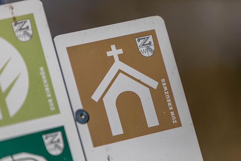 Rundtour 'Zum Kreuzweg': Eine weiße Kirche auf beigem Grund symbolisiert das Tourenlogo. Rundtour 'Zum Kreuzweg': Eine weiße Kirche auf beigem Grund symbolisiert das Tourenlogo.