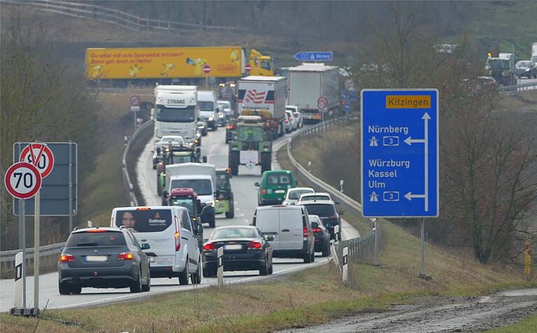 Langsam fahrende Traktoren behinderten den Verkehr an der Zufahrt zur A3 bei Hörblach in beiden Richtungen. Langsam fahrende Traktoren behinderten den Verkehr an der Zufahrt zur A3 bei Hörblach in beiden Richtungen. 