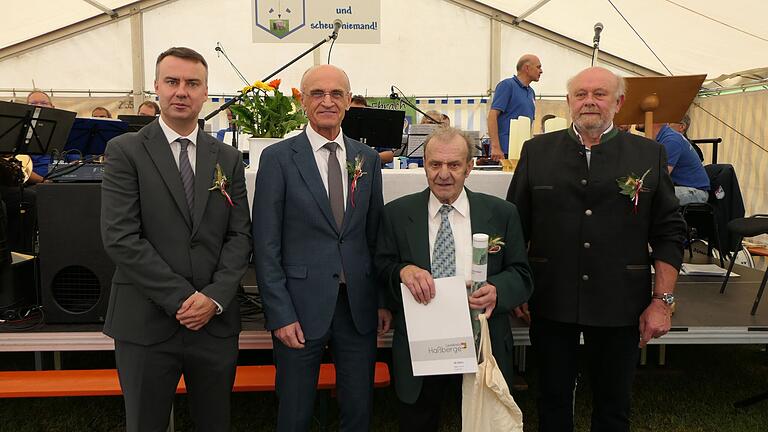 Manfred Hiller (Dritter von links) aus dem Bundorfer Gemeindeteil Walchenfeld erhielt beim Kreissiebenertag 2024 die höchste Auszeichnung für 60 Jahre treuen Dienst. Es gratulierten (von links) Michael Reuss, Leiter des Amtes für Digitalisierung, Breitband und Vermessung in Schweinfurt, Landrat Wilhelm Schneider und Kreisobmann Adolf Müller (rechts).