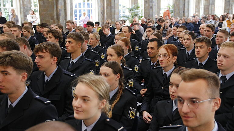 Feierliche Vereidigung von 125 künftigen Bundespolizisten in der Wandelhalle.