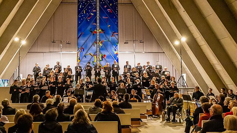Anlässlich des 90. Geburtstages des Schweinfurter Komponisten, Musikpädagogen, Chorleiters und Kirchenmusikers Gustav Gunsenheimer (vorne rechts im Bild im Rollstuhl) gab der KonzertChor ein Konzert. Anlässlich des 90. Geburtstages des Schweinfurter Komponisten, Musikpädagogen, Chorleiters und Kirchenmusikers Gustav Gunsenheimer (vorne rechts im Bild im Rollstuhl) gab der KonzertChor ein Konzert.