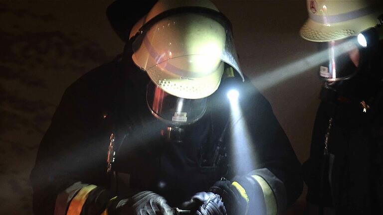 Feuerwehreinsatz in der Nacht (Symbolbild) - Dichter Rauch: Bei einem Feuerwehreinsatz im Landkreis Miltenberg musste die Bevölkerung per Lautsprecherdurchsage gewarnt werden. (Symbolbild) Feuerwehreinsatz in der Nacht (Symbolbild) - Dichter Rauch: Bei einem Feuerwehreinsatz im Landkreis Miltenberg musste die Bevölkerung per Lautsprecherdurchsage gewarnt werden. (Symbolbild)