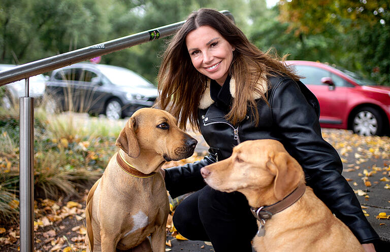 Teresa Enke, Vorsitzende der Robert-Enke-Stiftung, spielt auf einer Treppe mit den Hunden Yakari und Lulu. Am 10. November jährt sich der Suizid ihres Mannes Robert Enke, der sich im Alter von 32 Jahren das Leben nahm, zum zehnten Mal. Teresa Enke, Vorsitzende der Robert-Enke-Stiftung, spielt auf einer Treppe mit den Hunden Yakari und Lulu. Am 10. November jährt sich der Suizid ihres Mannes Robert Enke, der sich im Alter von 32 Jahren das Leben nahm, zum zehnten Mal.