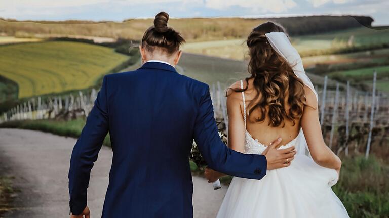 Leandra und Johannes Därr mussten ihre für Mai 2020 geplante Hochzeit um ein Jahr verschieben. Einfach war das nicht. Doch mittlerweile haben die Würzburger den Stress hinter sich gelassen. Leandra und Johannes Därr mussten ihre für Mai 2020 geplante Hochzeit um ein Jahr verschieben. Einfach war das nicht. Doch mittlerweile haben die Würzburger den Stress hinter sich gelassen.