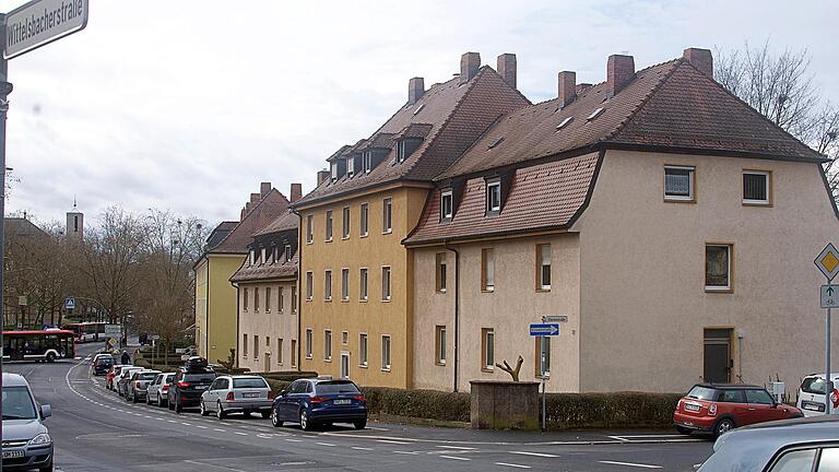 Der erste Bauabschnitt: Die drei Häuser Wittelsbacherstraße 13, 15 und 17 sollen im kommenden Jahr abgerissen und durch einen Neubau mit 22 Wohneinheiten und Tiefgarage ersetzt werden.
