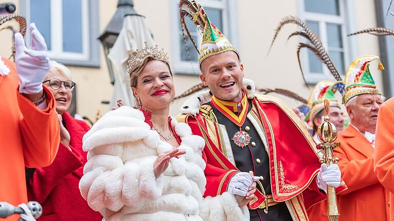 Die Faschingssaison ist eröffnet! Am Samstag 11.11.23 um 11.11 Uhr fand die Vorstellung des neuen Prinzenpaars Kata Habon und Phil Ruthmann mit dem Motto: &quot;Mit Blick für Herz und Betreuung&quot; am Sternplatz in Würzburg statt.