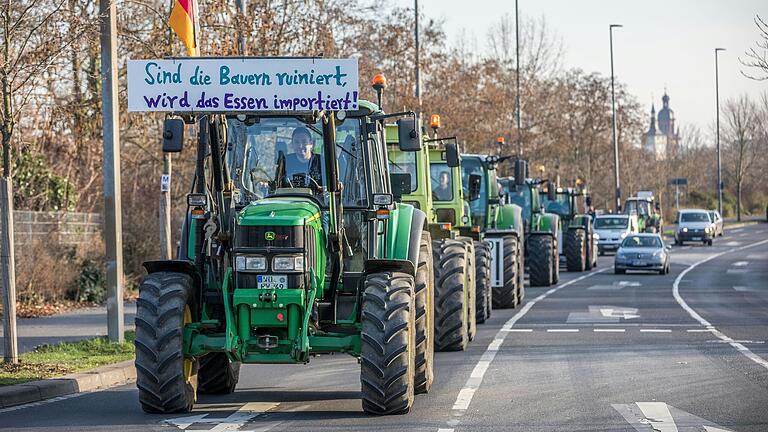 Ein Traktor-Konvoi tuckert am 10. Januar 2024 durch die Würzburger Innenstadt. Ein Traktor-Konvoi tuckert am 10. Januar 2024 durch die Würzburger Innenstadt.