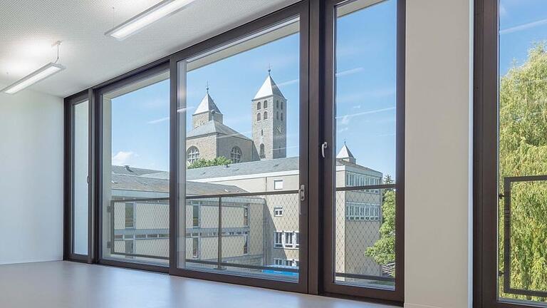 Egbert-Gymnasium Münsterschwarzach (EGM): Blick aus einem Klassenzimmer in Richtung Abteikirche. Egbert-Gymnasium Münsterschwarzach (EGM): Blick aus einem Klassenzimmer in Richtung Abteikirche.