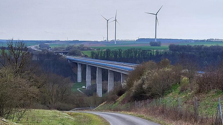 Photovoltaik an der Autobahn       -  Rechts und links der Autobahn liegen in Münnerstadt Ackerflächen und teilweise Magerrasenflächen, die theoretisch auch für die Gewinnung von Solarenergie genutzt werden könnten.