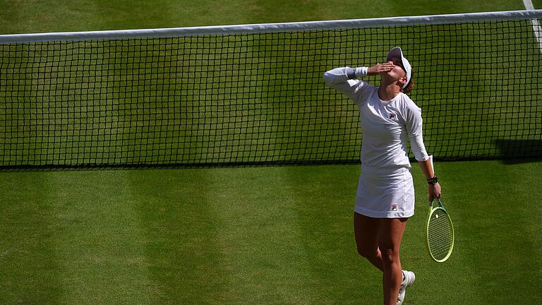 Wimbledon 2024 - Barbora Krejcikova wirft einen Kuss in den Himmel in Gedenken an ihre Mentorin Jana Novotna. Wimbledon 2024 - Barbora Krejcikova wirft einen Kuss in den Himmel in Gedenken an ihre Mentorin Jana Novotna.