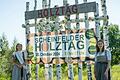 Die amtierende Scheinfelder Holzfee Nele Wiesinger (links) übergibt am Vorabend des Holztages ihr Amt an Lene Rupprecht.