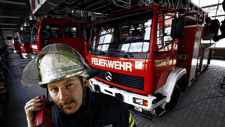 Bessere Sprachqualität mit Digitalfunk: Das Bild zeigt einen Berufsfeuerwehrmann in Magdeburg mit einem digitalen Handfunkgerät. Demnächst beginnt auch im Landkreis Würzburg der Probebetrieb für den neuen Behördenfunk.
