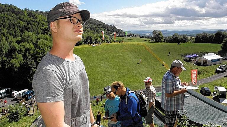 Kritischer Blick: Maximilian Lange, neuer Sprunglauftrainer der Rhönadler, beobachtet die Sprünge seiner Schützlinge.