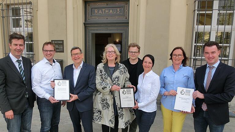 Gratulation für die Preisträger des &bdquo;German Design Award&ldquo;: Oberbürgermeister Christian Schuchardt, Architekt Stephan Haas, Horst Vollhardt (VCC), Petra Tiblas (Eydos Agentur für Markenführung Würzburg), Leon Homeyer (Eydos), Judith Ruckert (Projektleiterin Haas & Haas), Anja Gansbühler (Steve Dogs) und Eibelstadts Bürgermeister Markus Schenk.