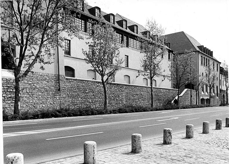 Vor 40 Jahren: Richtfest für das umstrittene Hertie-Kaufhaus an der Alten Mainbrücke.