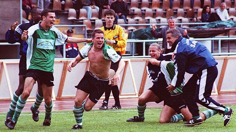 Was für ein Torjubel: Matthias Gerhardt (Mitte) hat am 27.Mai 2000 soeben den 4:2-Siegtreffer für den FC 05 in Augsburg erzielt und die Schweinfurter damit endgültig in die von da an zweigleisige Regionalliga geschossen.