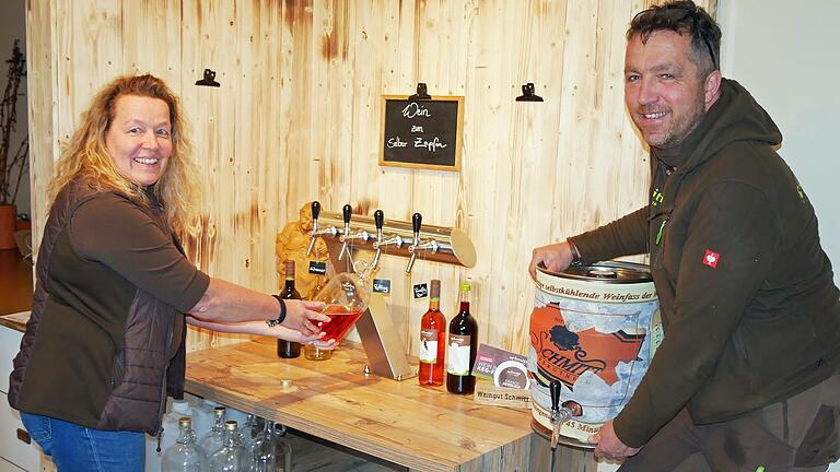 Anja Schmitt-Kraiß und Frank Kraiß vom Weingut Schmitt in Bergtheim setzen weiter auf Nachhaltigkeit. Sie haben in ihrer Vinothek eine Schankanlage mit Zapfhahn zum Selbstabfüllen eingerichtet. Das spart neues Glas für Flaschen und ist für den Kunden kostengünstiger. Der Wein kommt direkt aus einem Keg-Fass.