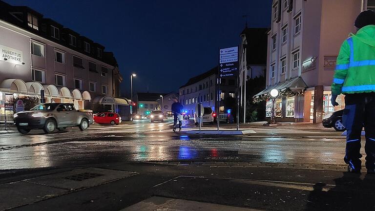 Am Mittwochabend floss Wasser aus dem Heubrunnenbach in Marktheidenfeld auf die Kreuzung Luitpoldstraße/Baumhofstraße und gefror dort aufgrund der Minustemperaturen.